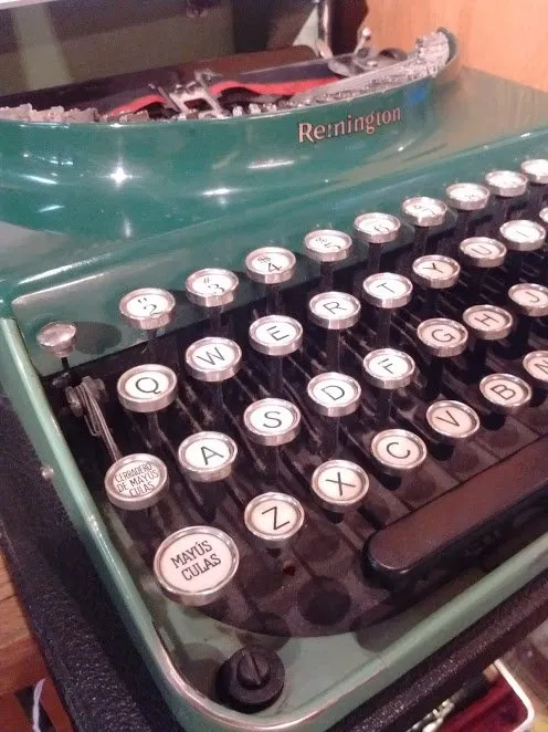 Close-up of a green Remington typewriter keyboard with Spanish shift-key labels